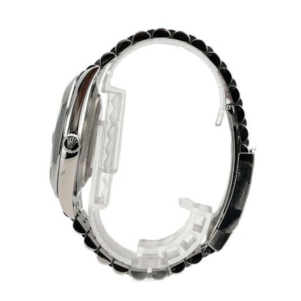 Rolex Datejust 41 Edelstahl 126300 Schwarz Jubile-Band seitliche Ansicht mit poliertem Gehäuse und Jubile-Edelstahlband.