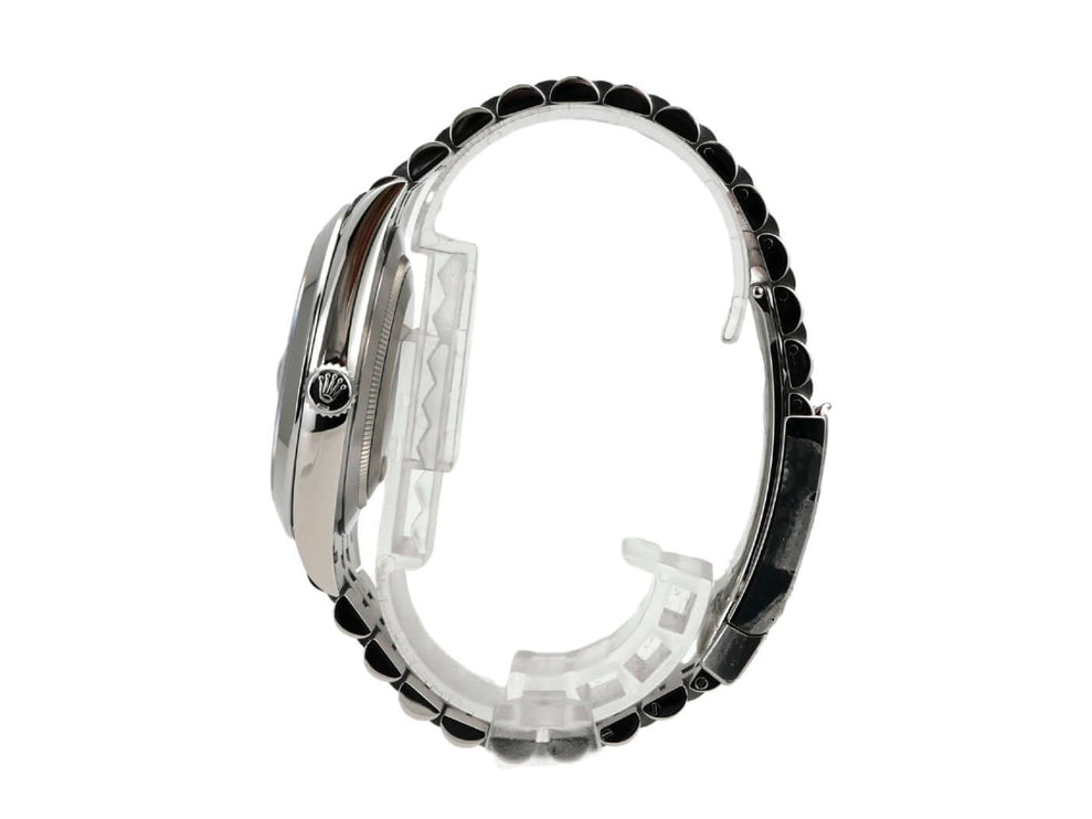 Rolex Datejust 41 Edelstahl 126300 Schwarz Jubile-Band seitliche Ansicht mit poliertem Gehäuse und Jubile-Edelstahlband.