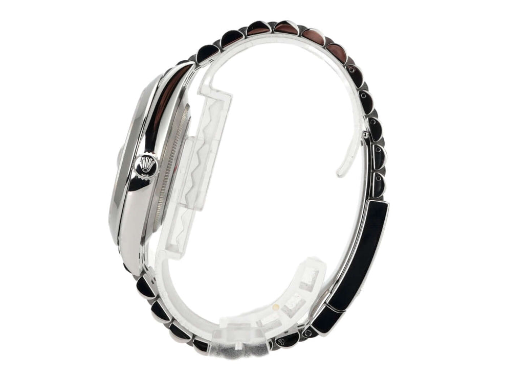 Rolex Datejust 41 Edelstahl 126300 mit silbernem Jubile-Band, seitliche Ansicht, polierte und satinierte Oberflächen.