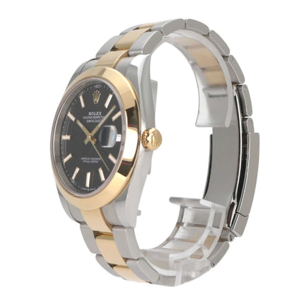 Rolex Datejust 41 Edelstahl Gelbgold 126303, schwarzes Zifferblatt, Edelstahl/Gelbgold Armband, seitliche Ansicht.