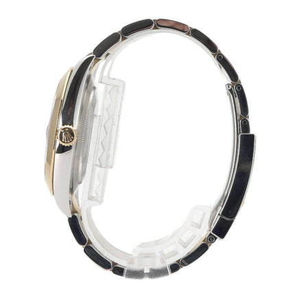 Seite der Rolex Datejust 41 in Edelstahl und Gelbgold mit Oyster Armband, Ref. 126303, deutlich sichtbar.