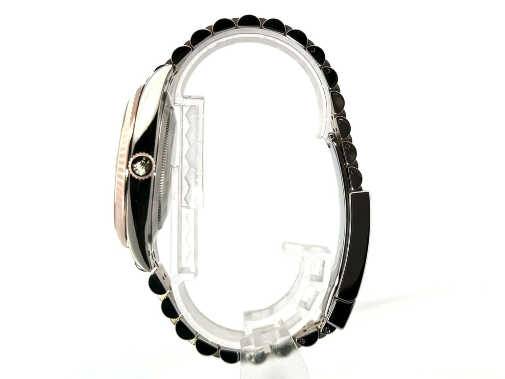 Rolex Datejust 41 Edelstahl Everose-Gold 126331 Gehäuse-Seitenansicht auf weißem Hintergrund