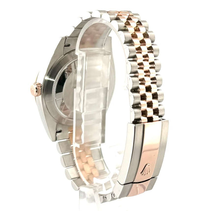 Rückansicht eines Rolex Datejust 41 Edelstahl Everose-Gold, Modell 126331, mit Jubile-Armband und Faltschließe.