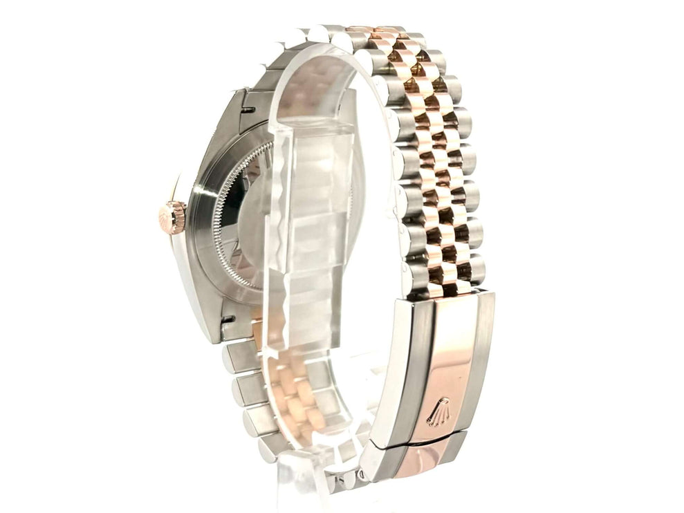Rückansicht eines Rolex Datejust 41 Edelstahl Everose-Gold, Modell 126331, mit Jubile-Armband und Faltschließe.
