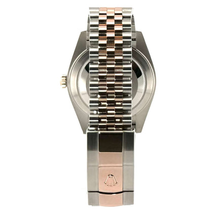 Rückansicht der Rolex Datejust 41 Edelstahl Everose-Gold Ref. 126331 mit Jubile-Armband aus Edelstahl und Everose-Gold.