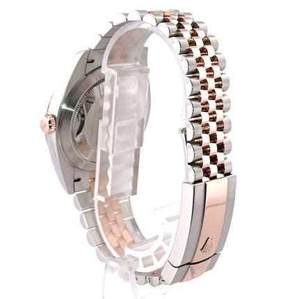 Rückansicht der Rolex Datejust 41 Edelstahl Everose-Gold 126331 mit Choco Jubile-Band und Faltschließe