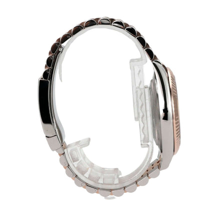 Seitenansicht der Rolex Datejust 41 Edelstahl Everose-Gold 126331 mit Jubile-Armband und Faltschließe.