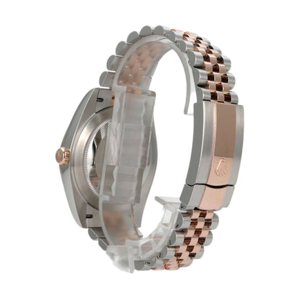 Seitenansicht der Rolex Datejust 41 Edelstahl Everose-Gold 126331 mit Jubile-Armband.