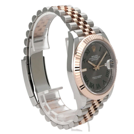 Rolex Datejust 41 Edelstahl Everose-Gold 126331 Slate Römisch Jubile-Band seitliche Ansicht der Uhr mit Schalenglocken.