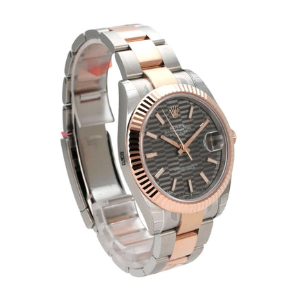 Rolex Datejust 41 Edelstahl Everose-Gold 126331 mit grauem Zifferblatt und geriffelter Lünette.
