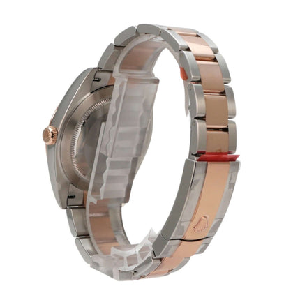 Seitenansicht der Rolex Datejust 41 Edelstahl und Everose-Gold mit Riffelmuster Armband und Faltschließe.