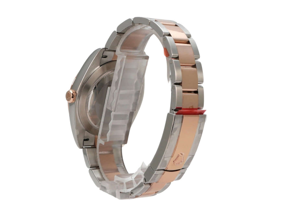 Seitenansicht der Rolex Datejust 41 Edelstahl und Everose-Gold mit Riffelmuster Armband und Faltschließe.