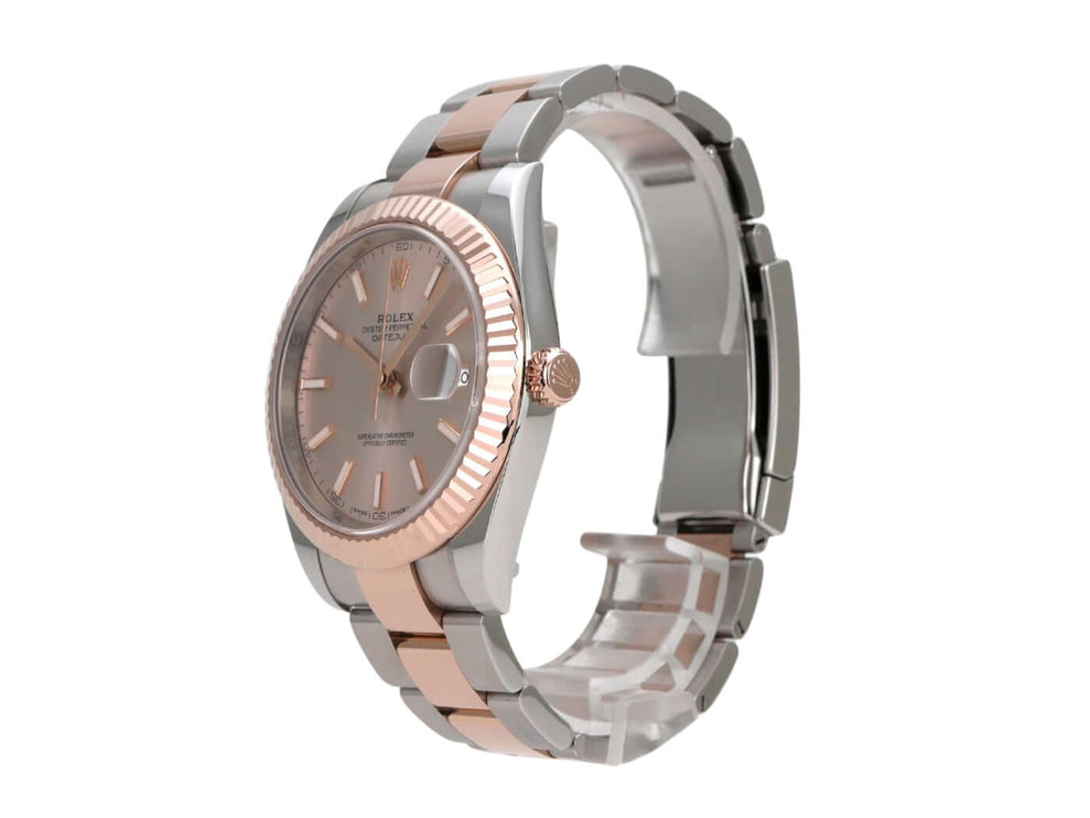 Rolex Datejust 41 Edelstahl Everose-Gold 126331 Sundust seitliche Ansicht der Uhr mit Edelstahl- und Everose-Gold-Armband.