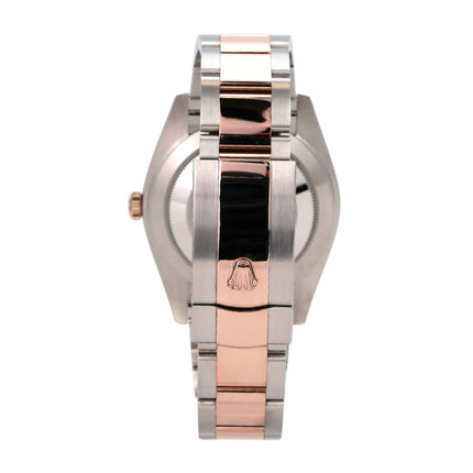 Rolex Datejust 41 Edelstahl Everose-Gold 126331 Sundust Seitenansicht des Uhrarmbands und Gehäuses.