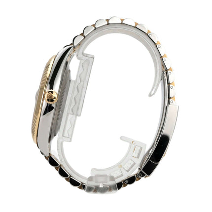 Seitenansicht der Rolex Datejust 41 Edelstahl Gelbgold 126333 mit Jubile-Armband und geriffelter Lünette.