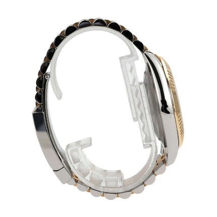 Seitenansicht der Rolex Datejust 41 Edelstahl Gelbgold 126333 mit Jubile-Armband und geriffelter Lünette.
