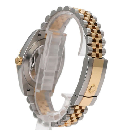 Rolex Datejust 41 Edelstahl Gelbgold 126333 Perlmutt DIA Jubile-Band, seitliche Ansicht des Armbands mit Uhrgehäuse.