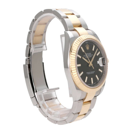 Rolex Datejust 41 Edelstahl Gelbgold 126333 in Schwarz mit schwarzem Zifferblatt und Oyster Armband seitlich angesehen.