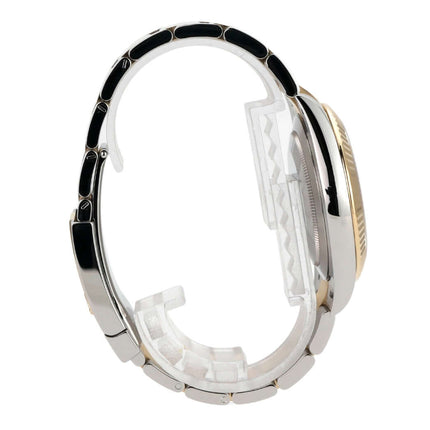 Seitenansicht der Rolex Datejust 41 Edelstahl Gelbgold 126333 mit schwarzem Armband und automatischem Kaliber 3235.