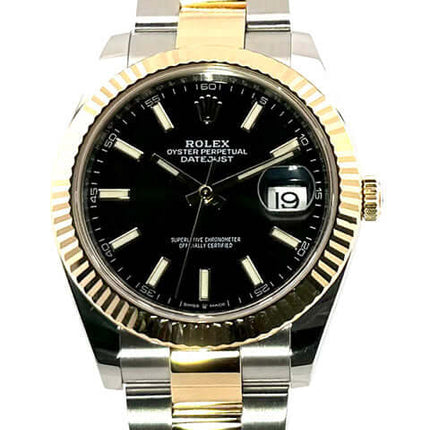Rolex Datejust 41 Edelstahl Gelbgold 126333 Schwarz mit schwarzem Zifferblatt und Oyster Armband aus Edelstahl und Gelbgold.