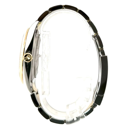 Seitenansicht der Rolex Datejust 41 Edelstahl Gelbgold 126333 mit schwarzem Zifferblatt und Oyster Armband aus Edelstahl und Gelbgold.