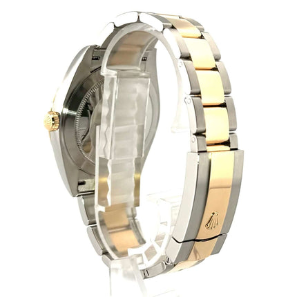 Rückansicht der Rolex Datejust 41 Edelstahl Gelbgold 126333 Schwarz mit poliertem und satiniertem Edelstahl/Gelbgold Oyster Armband und Faltschließe