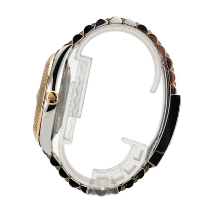 Seitenansicht der Rolex Datejust 41 Edelstahl Gelbgold 126333 mit schwarzem Jubile-Armband.