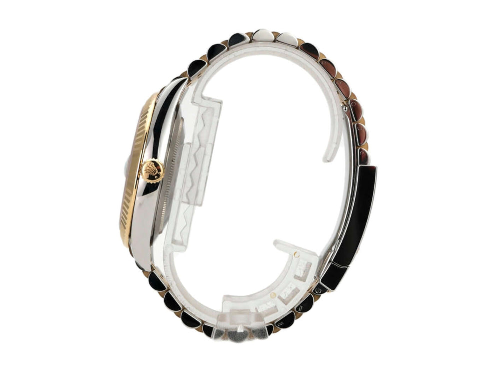 Seitenansicht der Rolex Datejust 41 Edelstahl Gelbgold 126333 mit schwarzem Jubile-Armband.