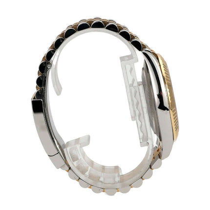 Seitenansicht der Rolex Datejust 41 Edelstahl Gelbgold 126333 mit schwarzem Jubile-Armband und poliertem Gehäuse.