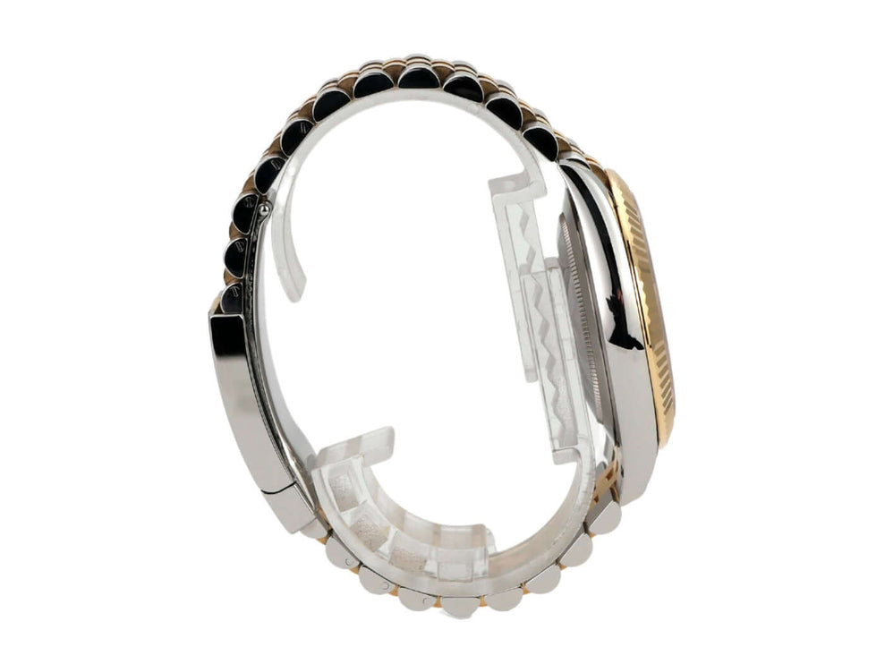 Seitenansicht der Rolex Datejust 41 Edelstahl Gelbgold 126333 mit schwarzem Jubile-Armband und poliertem Gehäuse.