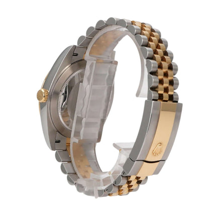Seitenansicht der Rolex Datejust 41 Edelstahl Gelbgold mit Jubile-Band und Faltschließe, Ref. 126333.