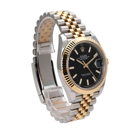 Rolex Datejust 41 Edelstahl Gelbgold 126333 Schwarz Jubile-Band mit schwarzem Zifferblatt und goldenen Akzenten.