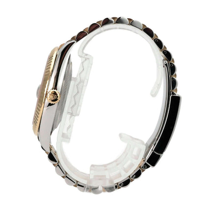 Rolex Datejust 41 Edelstahl Gelbgold 126333 Schwarz Jubile-Band seitliche Ansicht mit polished Lünette.