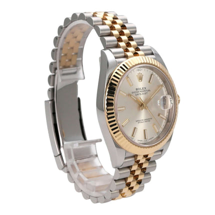 Rolex Datejust 41 Edelstahl Gelbgold 126333 Silber Jubile-Band mit silberfarbenem Zifferblatt und Faltschließe.