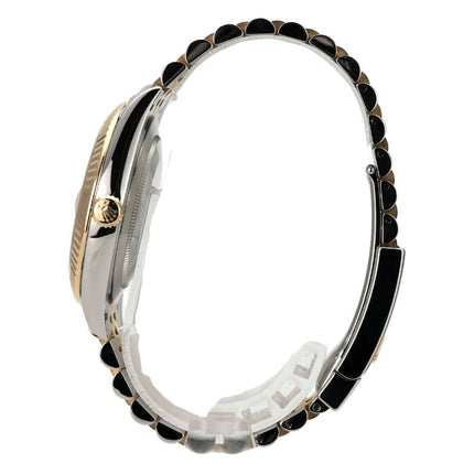 Rolex Datejust 41 Edelstahl Gelbgold 126333 Silber Jubile-Band seitliche Ansicht der Uhr mit schwarzem und goldenem Armband