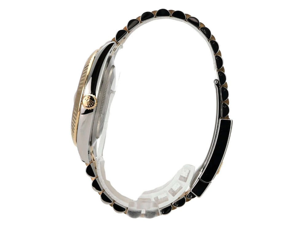 Rolex Datejust 41 Edelstahl Gelbgold 126333 Silber Jubile-Band seitliche Ansicht der Uhr mit schwarzem und goldenem Armband