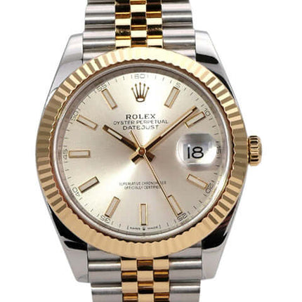 Rolex Datejust 41 Edelstahl Gelbgold 126333 Silber Jubile-Band auf silbernem Hintergrund.
