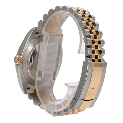 Detailansicht des Rolex Datejust 41 Edelstahl Gelbgold 126333 Slate Jubile-Band mit polierter Faltschließe.