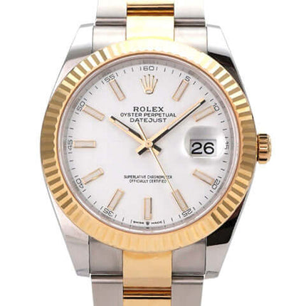 Rolex Datejust 41 Edelstahl Gelbgold 126333 Weiß mit weißem Zifferblatt und 18 kt Gelbgold-Lünette.