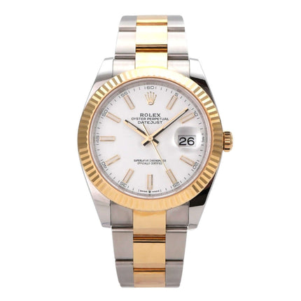 Rolex Datejust 41 Edelstahl Gelbgold 126333 Weiß, Uhrenmodell mit polierter Gelbgold-Lünette und weißem Zifferblatt.