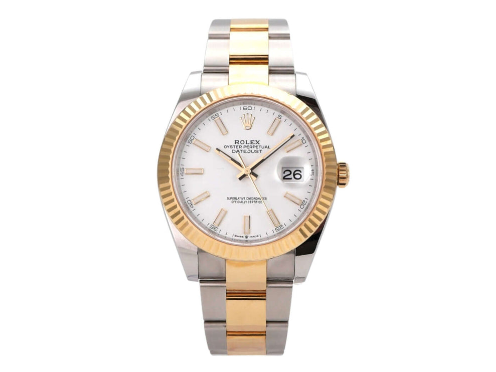Rolex Datejust 41 Edelstahl Gelbgold 126333 Weiß, Uhrenmodell mit polierter Gelbgold-Lünette und weißem Zifferblatt.