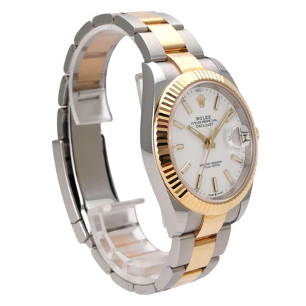 Rolex Datejust 41 Edelstahl Gelbgold 126333 Weiß mit polierter goldener Lünette und weißem Zifferblatt.