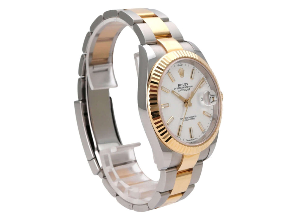 Rolex Datejust 41 Edelstahl Gelbgold 126333 Weiß mit polierter goldener Lünette und weißem Zifferblatt.
