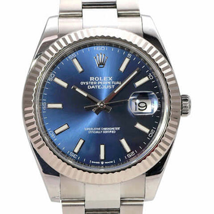 Rolex Datejust 41 Edelstahl Weißgold 126334 Blau mit poliertem Gehäuse und blauem Zifferblatt.