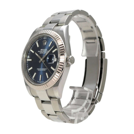 Rolex Datejust 41 Edelstahl Weißgold 126334 Blau mit blauem Zifferblatt und 18 kt Weißgold Lünette.