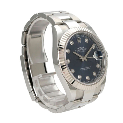 Rolex Datejust 41 Edelstahl Weißgold 126334 mit blauem Diamantzifferblatt und geriffelten Lünette.