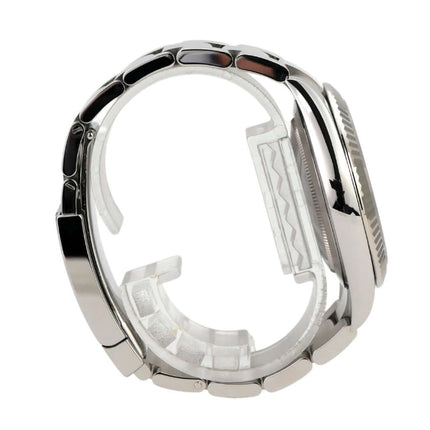 Detailansicht der Rolex Datejust 41 Edelstahl Weißgold 126334, seitliche Sicht auf das Gehäuse und das Armband.