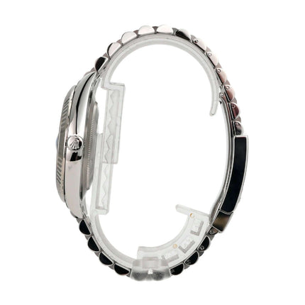 Seitenansicht der Rolex Datejust 41 Edelstahl Weißgold 126334 mit Jubile-Band und geriffelter Lünette.