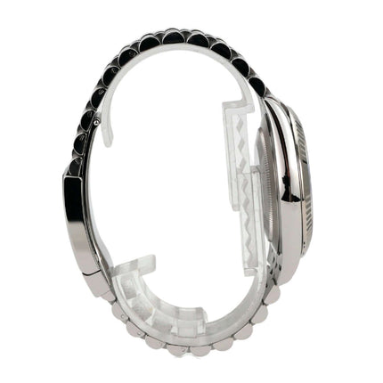 Seitenansicht der Rolex Datejust 41 Edelstahl Weißgold 126334 mit Jubile-Band und geriffelter Lünette.