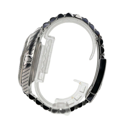 Seitenansicht der Rolex Datejust 41 aus Edelstahl und Weißgold mit blauem Jubile-Band.